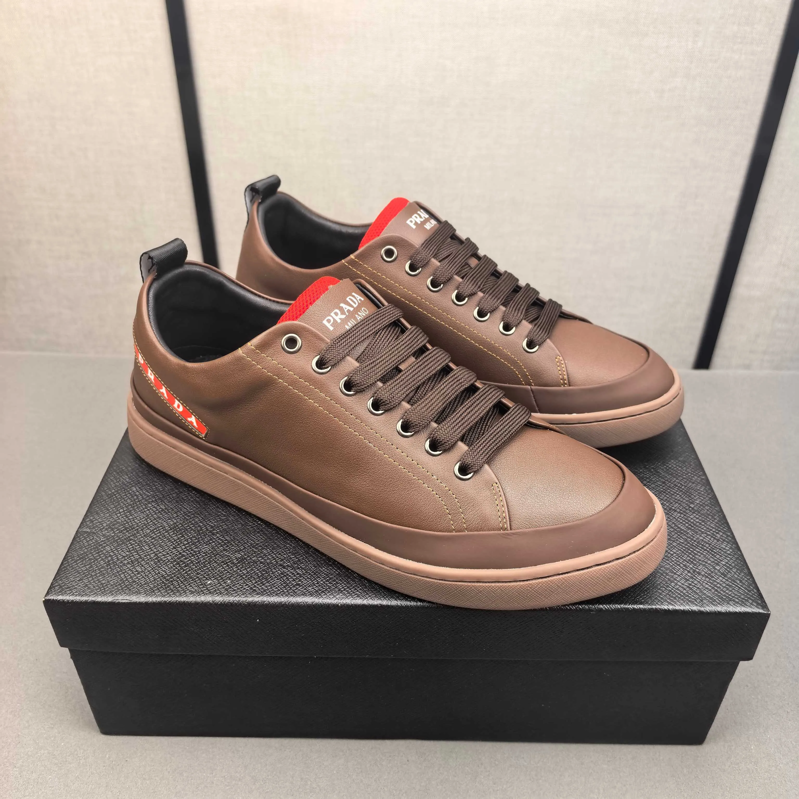 PP420❣️❣️❣️Prada set off the audience! Prada, an international brand that is constantly innovating, this men's casual shoe, the original version, made of cowhide leather at a ratio of one to one at the store, with leather feet and rubber non-slip outsole, breathable and comfortable, quality speaks for itself👄38-44